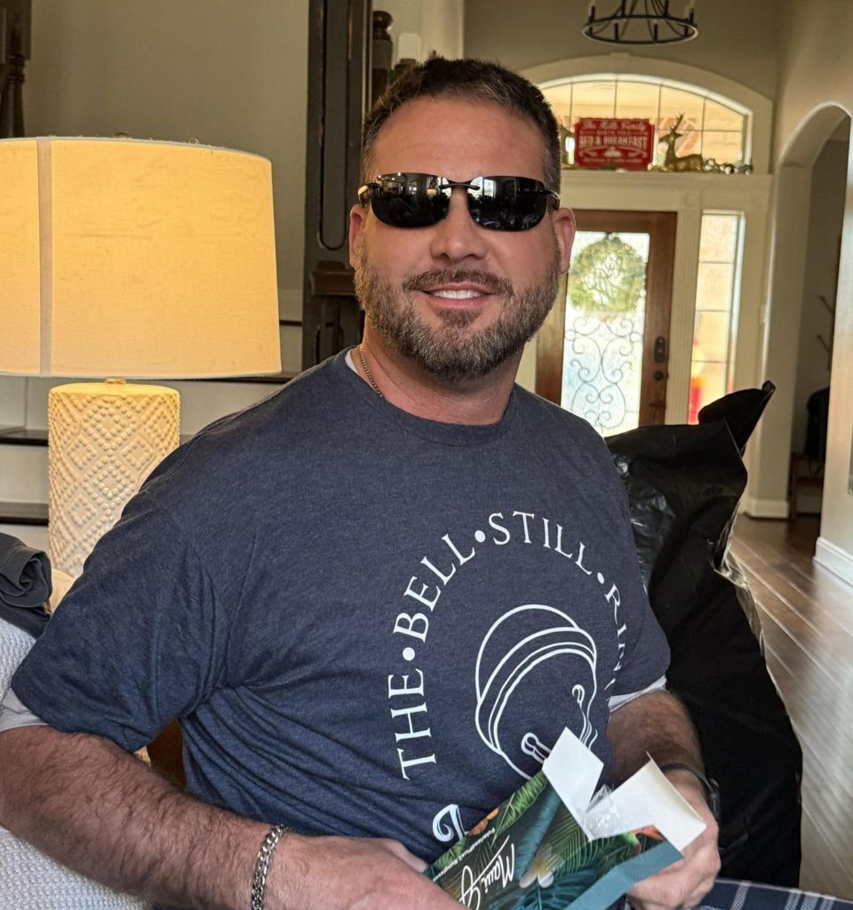 EZContacts customer wearing black Maui Jim BANYANS rectangular wrap around sunglasses with rimless metal frames