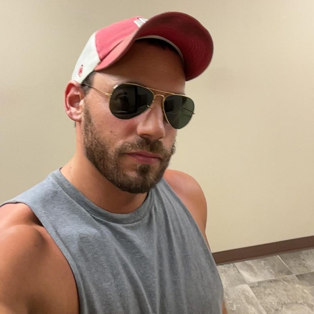 EZContacts customer wears Ray-Ban RB3025 AVIATOR LARGE METAL sunglasses