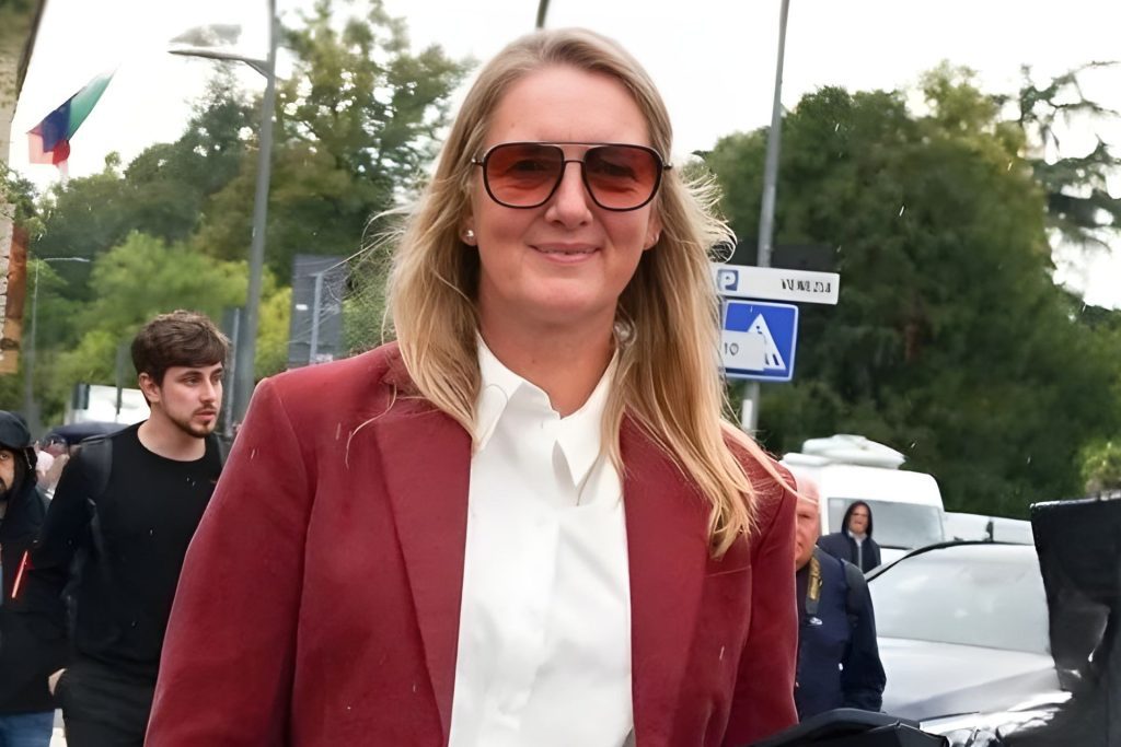 Woman wearing double bridge tinted sunglasses