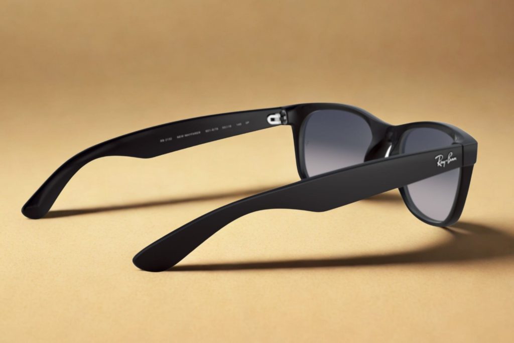 Arms on Black Ray-Ban RB2132 NEW WAYFARER