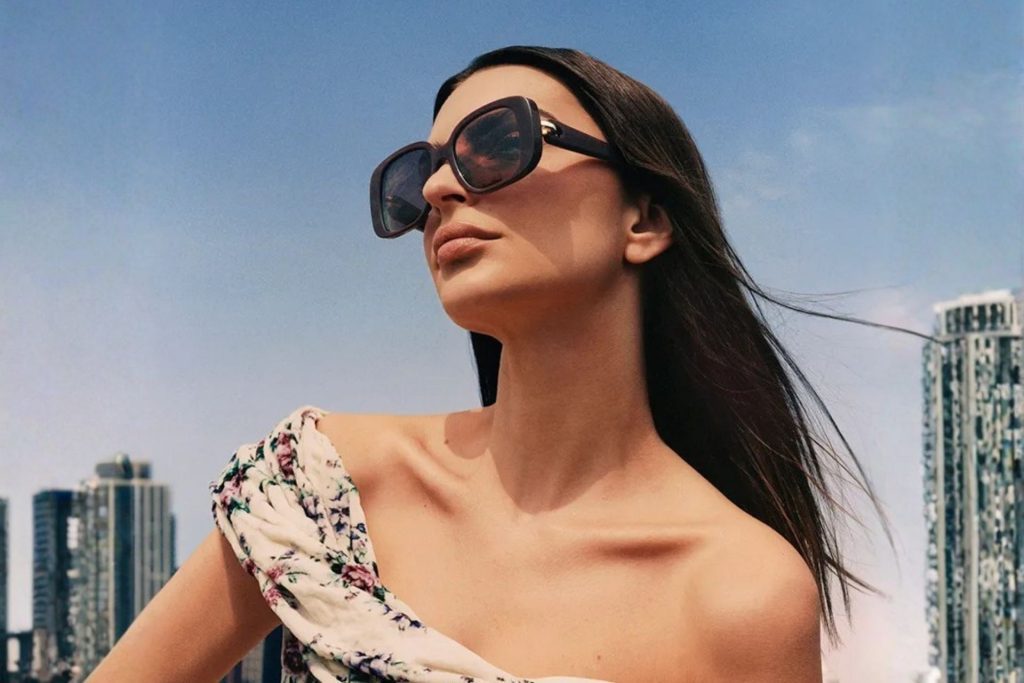 Emily Ratajowski wearing Tory Burch 2025 oversized sunglasses