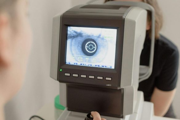 Understanding Contact Lens Fit: The Science Behind Base Curve and Diameter