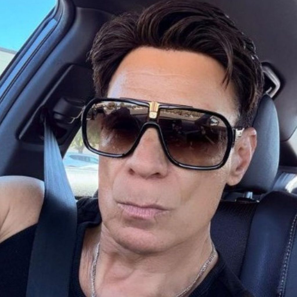 EZContacts customer wears Carrera 1014/S