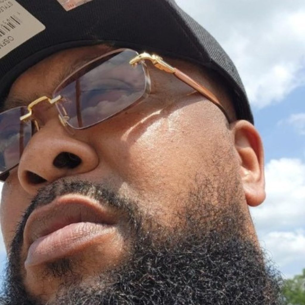 EZContacts customer wears Gucci GG1221O