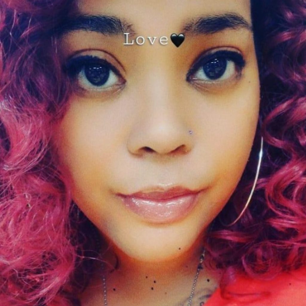 Customer wearing AIR OPTIX Hydraglade contacts