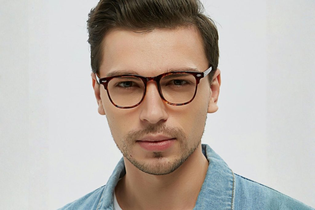 Man wearing tortoiseshell horn-rimmed glasses