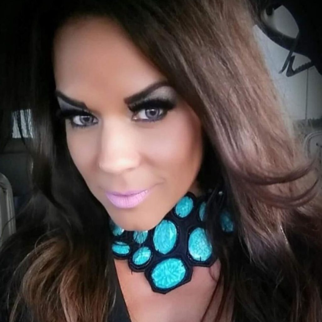 Customer wears AIR OPTIX COLORS gray contact