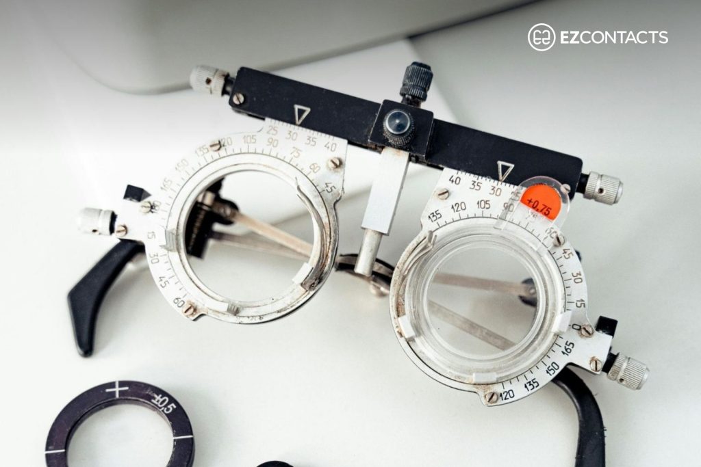 Tool for a fitting for contact lenses