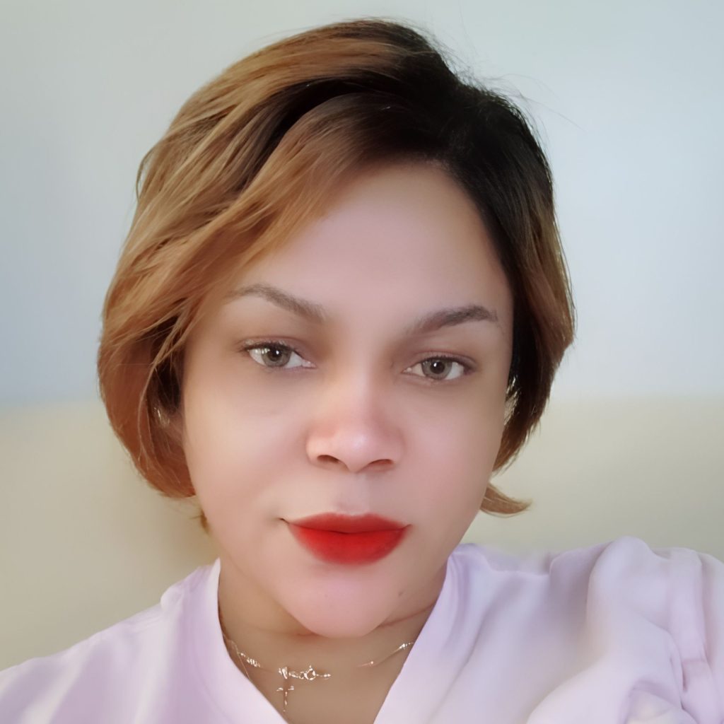 EZContacts customer wears FreshLooks Colorblends