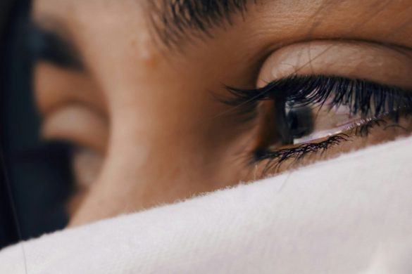 Can You Cry With Contacts In?