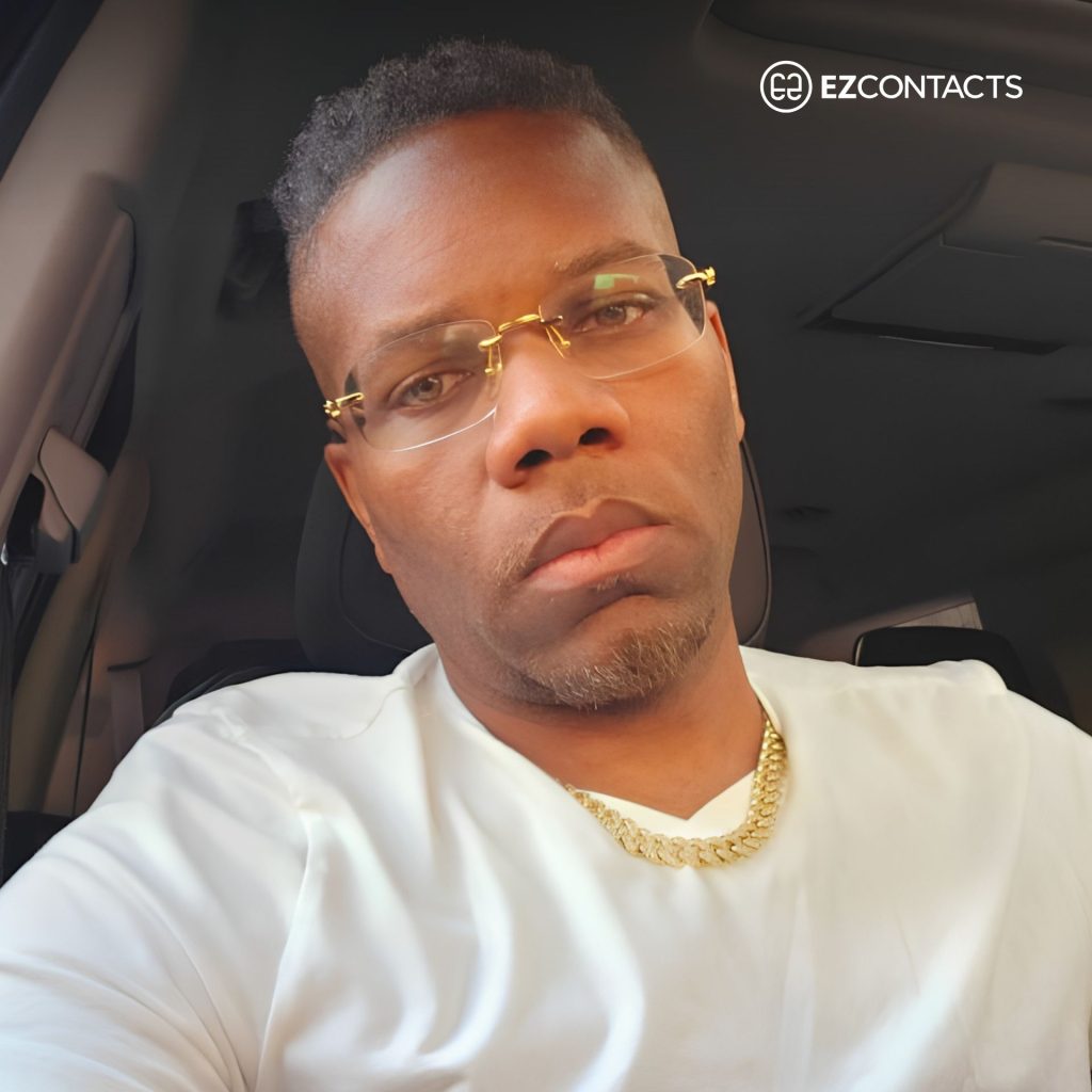 Man wearing Gucci GG1221O glasses in car