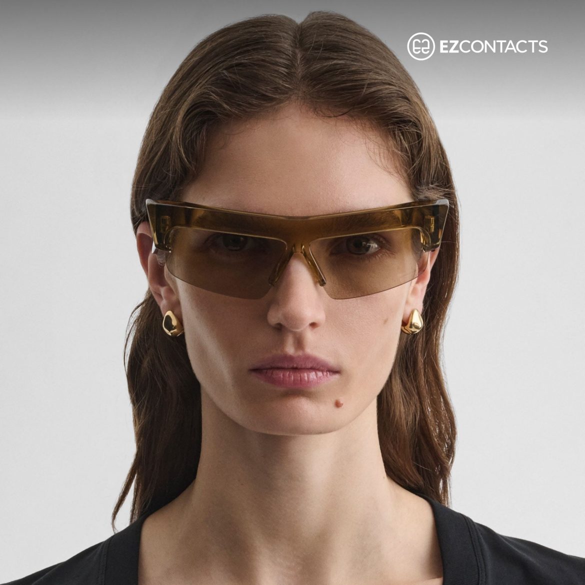 Model Wearing SLICED CRUISE sunglasses in light khaki acetate