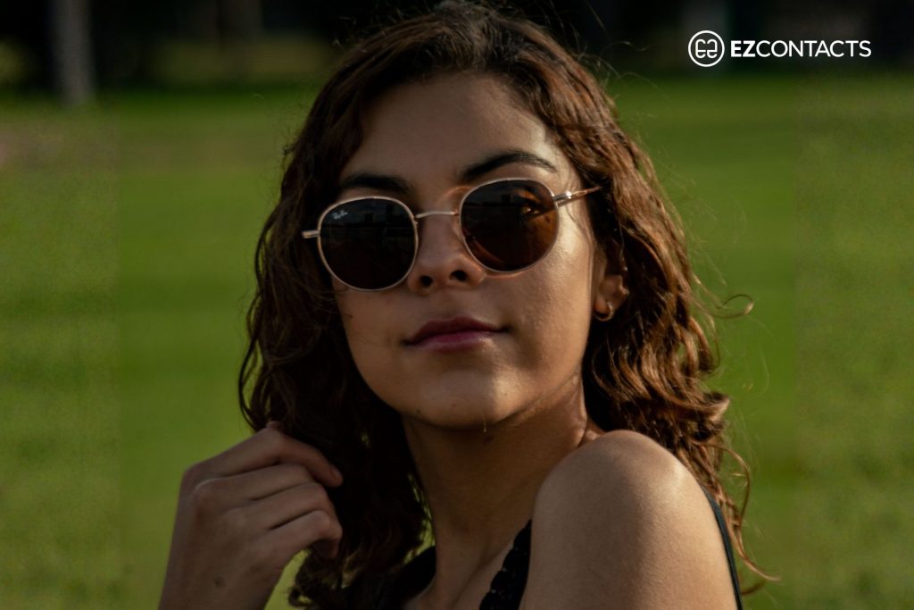 Woman wears Ray-Ban Round Metal sunglasses