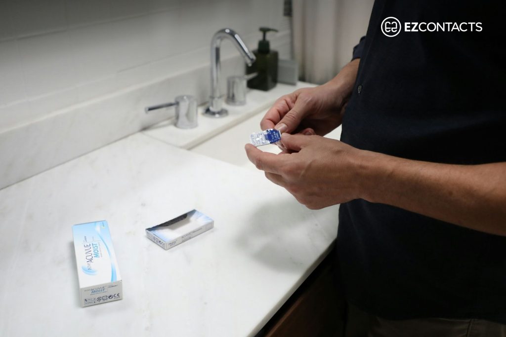 Person holding ACUVUE Moist contact